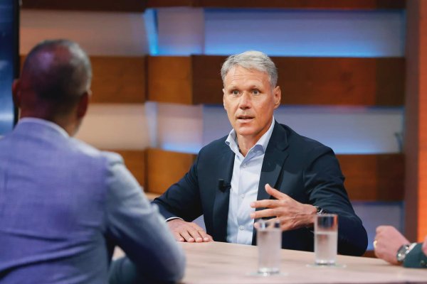 送钱宝 范巴斯滕：德容踢球保守得像个邮差，范戴克不够有领袖气质